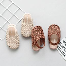Chaussures pour bébés filles sandales tressées pour filles enfants mode creux de chaussures en cuir soft semelle rétro princesse pantoufles chaussures de plage 240412