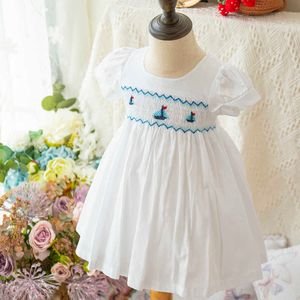 Baby Girls Robes smockées Childen Blanc Broderie Voilier Frocks Infant Smocks Robe à la main Enfants Boutiques Vêtements 210615