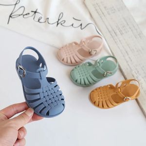 Baby Gladiator Sandals Casual Ademend uitgehold uit Romeinse schoenen PVC Summer Kids Beach Kinderen Meisjes Y240415