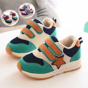 Zapatos de bebé para niños pequeños, zapatillas de deporte coreanas con suela suave para bebés recién nacidos, zapatos informales transpirables Unisex con retales de moda para bebés pequeños