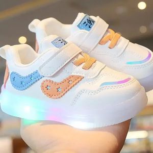Baby LED -schoenen voor jongensmeisjes Lumineuze peuter Kids Soft Bottom Sneakers met LED -lichten Gloeiende Teniz 240430