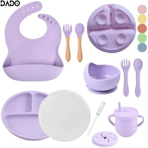 Bébé LED Fournitures de sevrage Plats en silicone Ensemble d'alimentation Bol à ventouse Assiette divisée Kit de repas pour enfants en bas âge Vaisselle avec couvercle 231225