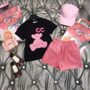 Ensembles de vêtements de créateurs de luxe pour bébé T-shirt pour enfants Vêtements courts monogrammés roses Marque de mode britannique Trésors pour enfants d'été et filles en coton deux pièces