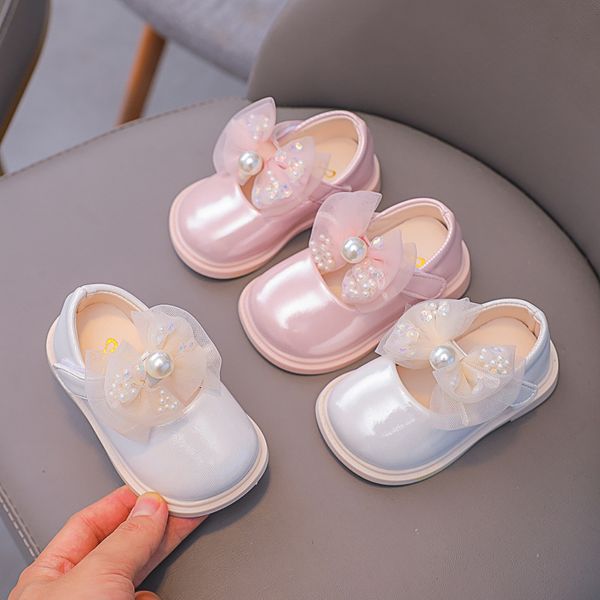 Chaussures bébé 2024 Spring Nouvelles chaussures pour enfants arc princesse petite chaussure en cuir blanc chaussures pour tout-petit semelles boucles