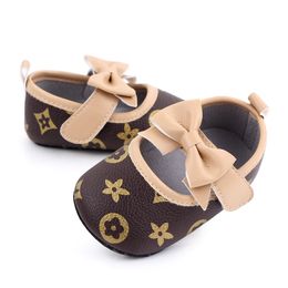 Zapatos de bebé Infat Niña recién nacida Primeros pasos Zapatos de princesa con nudo de mariposa para niñas pequeñas Mocasines planos de suela blanda