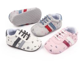 Zapatos de bebé para recién nacidos, niños, niñas, letras, primeros andadores, cuna, fondo suave, niños, cordones, zapatillas de deporte de PU para niños pequeños