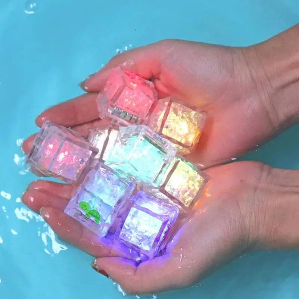 Baby Shower Toys Glace Cubes Sparkling LED Colored Lights Glowing Toys Salle de bain Toys Childrens Shower Toys 240506