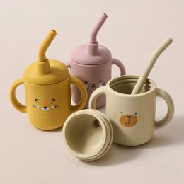 Taza de alimentación de silicona para bebés con mango Sippy BPA Patrón de dibujos animados para niños pequeños Tazas de paja para niños Vajilla 240102