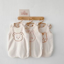 Baby Sleeping Bag Mouwloos beddengoed Sleepsack Cartoon geborduurd slaapkleding Winter Flanel Warm Comfortabel Born House Wear 240322