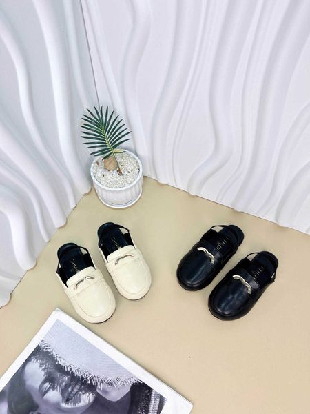 Baby Slippers Briny Metal Logo Decoration Kids Shoes Tones 26-35, y compris la boîte à chaussures Sandales garçons de haute qualité Sandales 24Pril