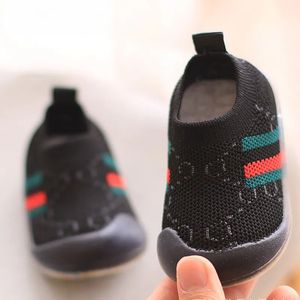 Gros Enfants Chaussures Premiers Marcheurs Antidérapant Fond Mou Jelly Sneaker Casual Plat Enfants taille Filles Garçons Sport Lettres Baskets Chaussure Pour nouveau-né Bébé 6M 12M 24M