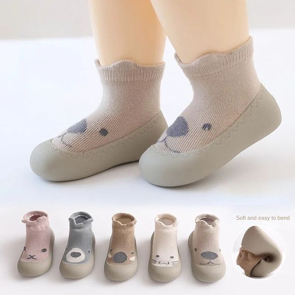 Chaussettes bébé chaussures infantile mignon dessin animé garçon fille chaussures semelle en caoutchouc souple enfant plancher Sneaker BeBe chaussons enfant en bas âge filles premier marcheur 240220