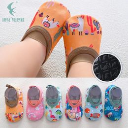 Calcetines de bebé zapatos infantiles lindos dibujos animados zapatos para niños de goma suave de goma para niños boebe booties para niños pequeños primer caminante 240507