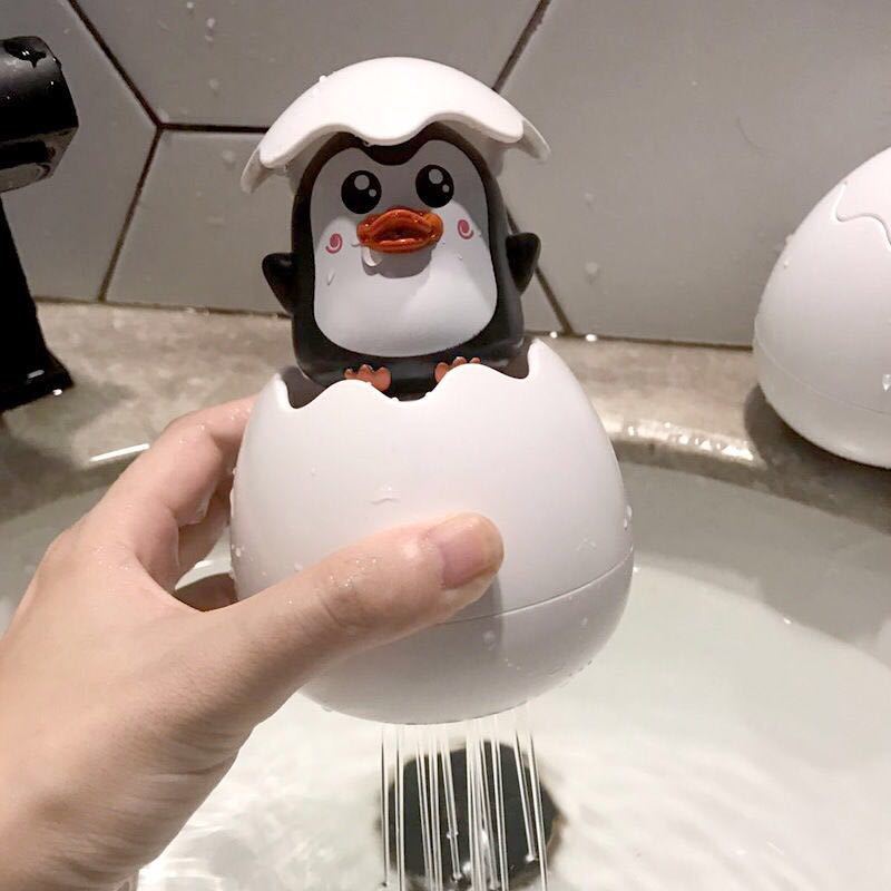 赤ちゃん水泳バスルームの入浴シャワーおもちゃ子供用ペンギン卵スプレースプレースプリンクラースプリンクリング時計仕掛け玩具1110