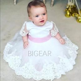 Baby peuter doop jurk witte doop bloem meisje jurken met roze riem schattige baby peuter verjaardag formele pageantjurken