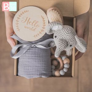 Baby handdoek pasgeboren bad speelgoed set geschenken doos dubbelzijdig katoenen deken houten rammel armband haak speelgoed baby bad cadeau product