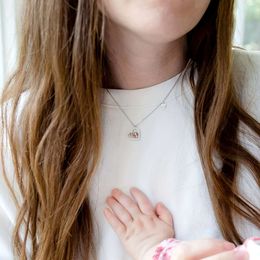 Collier avec pendentif en forme de pied et de cœur pour bébé, tendance, mignon, avec boîte, cadeau de fête, d'anniversaire, de fête des mères, accessoires décoratifs pour maman