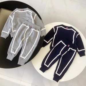 Baby Two Piece Set Designer Kinderkleding Lange mouw Kinderkleding Peuter pullover meisje Boy Sets Tops Brand Kinderen Kleed letters Sport Casual Wit zwart