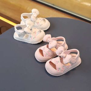 Baby Walking Gils Summer Nouveaux orteils à nœuds arc Coup Tapfait bébé Chaussures de princesse brodées mignonnes pour le mariage de la fête