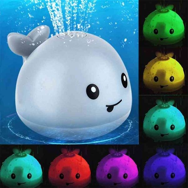 Bébé Water Spray Bath Jouet Baleine Forme LED Boule de lumière Natation Flotteur Électrique Automatique Arroseur à induction S 210712