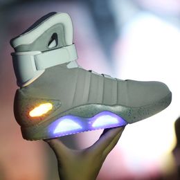 Volver a los zapatos futuros Cosplay Marty McFly Sneakers Shoes LED Light Glow Tenis Masculino Adulto Cosplay Zapatos Recargable LJ201120