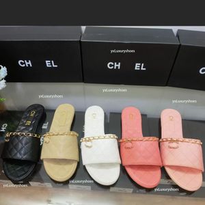 2024SS Diseñador Paris Explosive Sandalias de cuero para mujeres Playa de verano Cadena de lujo Cadena de chanclas de metal clásica de metal para mujeres