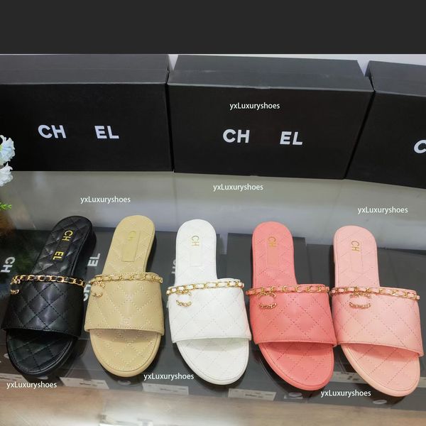 2024SS Diseñador Paris Explosive Sandalias de cuero para mujeres Playa de verano Cadena de lujo Cadena de chanclas de metal clásica de metal para mujeres