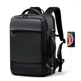 Un ordinateur portable de 17,3 pouces pour hommes avec un chargement USB extensible et un sac imperméable de voyage de grande capacité