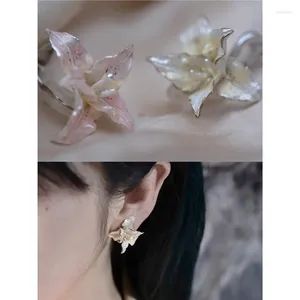 Boucles d'oreilles arrière 1pc Oriental Fashion Two Tone Enamel Drop Glue Light Rose Yellow Lily Eore Eart Warm and Elegant Goddess Charm bijoux Gift