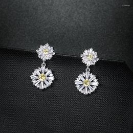 Pendientes de espalda Bettyue Exquisita forma de flor Tres colores con piedras de zirconia Pendiente de lujo Vestido brillante para mujer Regalo de boda nupcial