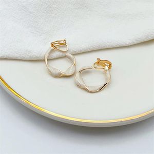 Boucles d'oreilles à dos faux Piercing géométrique, Clip d'oreille torsadé irrégulier Non percé, bijoux en émail blanc, boucles d'oreilles de fête pour femmes