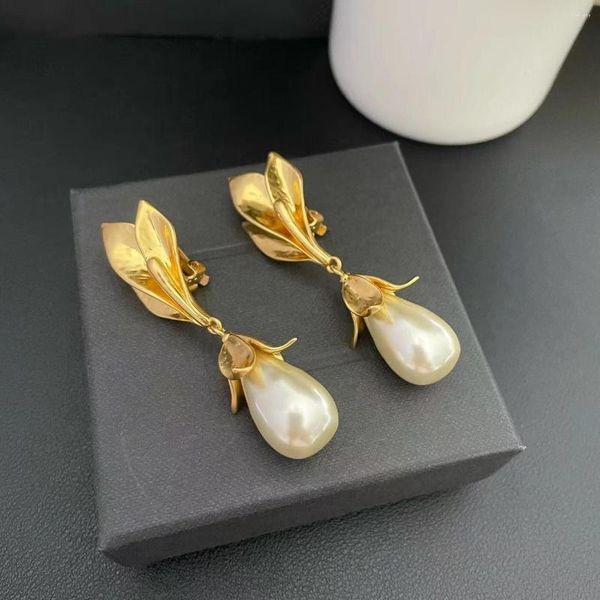 Pendientes traseros para mujer francesa de lujo Retro hoja flor modelado temperamento Simple moda todo a juego Clip de oreja de perla