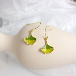 Dos Boucles d'Oreilles Feuilles Vertes Clip On Oreilles Percées Trou Jaune Ginkgo Biloba Feuille Géométrique Sans Pour Les Filles