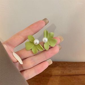 Dos boucles d'oreilles coréen métal vert feuille femelle Niche Design 2022 tempérament haut de gamme perles fleur pétale Clip sur pas de Piercing