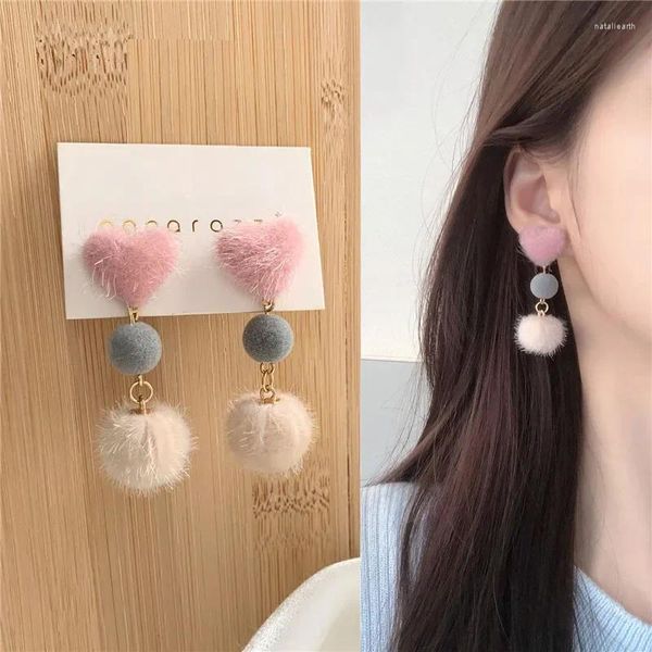 Pendientes traseros estilo coreano dulce y encantador corazón rosa bola de felpa Clip en 2023 pompón de pelo gris sin perforación mujeres