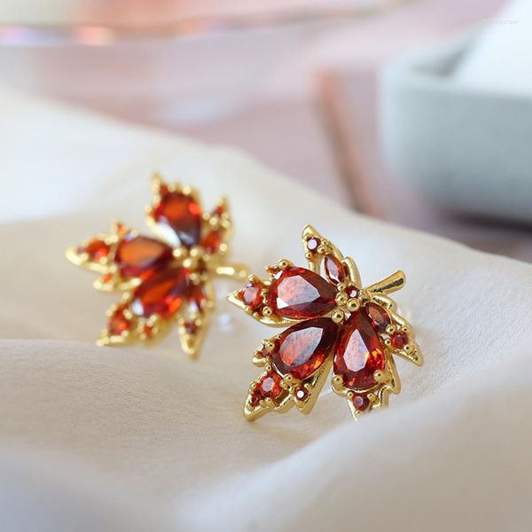 Boucles d'oreilles Backs Luxury Red Leaf Mosquito Coil Clips Earts Zircon Maple Clip ON sans perçage pour femmes Cadeaux de fête de mariage