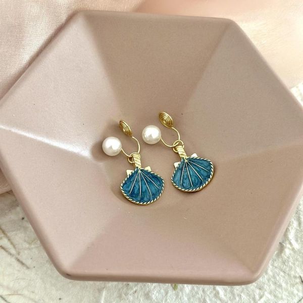 Dos Boucles D'oreilles Tempérament Océan Bleu Coquillage Moustique Bobine Clip Alliage Émail Perle Sur Sans Piercing Pour Les Femmes