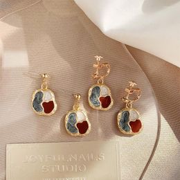 Dos Boucles D'oreilles Vintage Couleur Contraste Rouge Bleu Oreille Clip Brincos Petit Émail Géométrique Carré Sur Boucle D'oreille Pour Les Femmes Sans Piercing