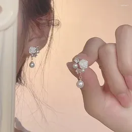 Boucles d'oreilles arrière Camellia oreille à oreille sterling sans percer petit pendentif en zircon perlé parfumé