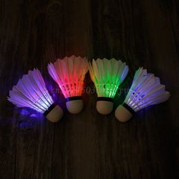Volants de badminton 4 pièces nuit noire coloré LED volant Birdies éclairage plume 230616