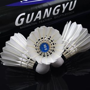 Volants de badminton Volant de badminton Guangyu 12 pièces volant tout rond en plumes de canard bon durable et prix de vol volant 231120