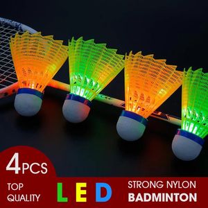 Volants de badminton WELKIN 4 pièces nuit sombre LED brillant éclairer forte Nylon coloré balles d'éclairage intérieur Sports de plein air 231208