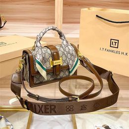 Bolso 32% de descuento Bolso de diseñador Hong Kong OEM Cuero genuino Mujer Nueva correa ancha Portátil Pequeño Cuadrado Premium Impreso Bolso bandolera de un solo hombro