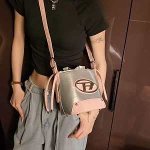 Tasontwerper 50% korting op hete verkopende merk unisex-tassen in de zomer Kleine populaire schoudertas Nieuwe modieuze en eenvoudige crossbody-emmer