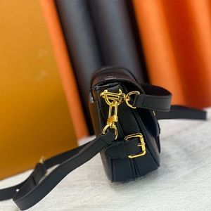 Sac créateur croisé pour les femmes créatrices de mode femme shandbag de haute qualité de luxe Nouveau facteur de sac classique motif de lettre flip saddle noir