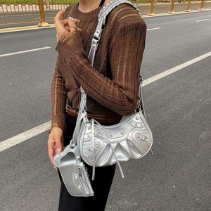 Les créateurs de sacs vendent des sacs unisexes de marques populaires et de nouvelles bandoulières élégantes et tendance