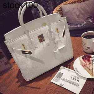 Sac à main sac 2024 Designer Spring Platinum and Summer Korean Fashion Cream White Lychee Match Celebrity Lady Buckle Buckle Handsbag