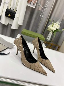 Sandales à talons hauts femmes banquet de mariage couleur noire Baotou chaussures simples bout pointu talons hauts décoration en métal