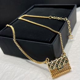 Modelo de bolsa Diseñador Colgantes Collares Marca Carta Colgante 18k Chapado en oro Collar de cobre Cadenas con dijes Moda Para hombre Para mujer Gargantilla Joyería de fiesta Regalo 40 + 5 cm