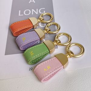 Pièces de sac Accessoires Cumstom Lettres Français en peau de mouton Porte-clés de voiture Femmes Pendentif en cuir délicat Chaîne haut de gamme Belle Porte-corde 230421